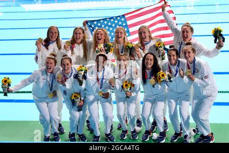 Tokyo, Giappone. 7 agosto 2021. La squadra degli Stati Uniti celebra la vittoria dell'oro battendo la Spagna nella finale della polo d'acqua femminile, i Giochi Olimpici di Tokyo 2020. (Credit Image: © Jon Gaede/ZUMA Press Wire Service) Foto Stock