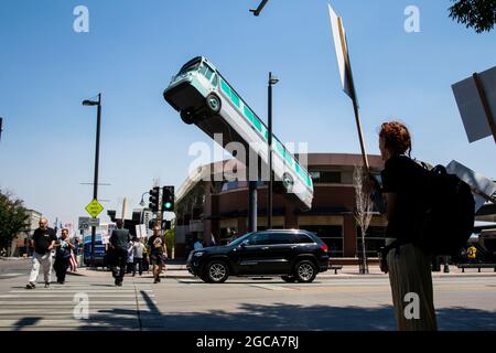 Reno, Stati Uniti. 3 agosto 2021. I dimostranti camminano intorno ad una stazione degli autobus durante lo sciopero.i driver del bus vanno sullo sciopero dopo le negazioni dell'Unione non riuscite. La città è senza mezzi di trasporto pubblico. Credit: SOPA Images Limited/Alamy Live News Foto Stock