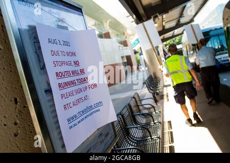 Reno, Nevada, Stati Uniti. 3 agosto 2021. I manifestanti tengono i cartelli del picket ad una stazione degli autobus durante lo sciopero.i driver del bus vanno in sciopero dopo le negazioni del sindacato non sono riuscite. La città è senza mezzi di trasporto pubblico. (Credit Image: © Ty o'Neil/SOPA Images via ZUMA Press Wire) Foto Stock