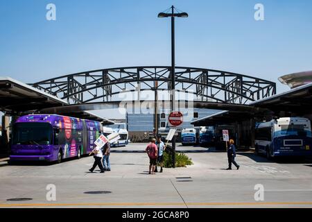 Reno, Nevada, Stati Uniti. 3 agosto 2021. I dimostranti camminano intorno ad una stazione degli autobus durante lo sciopero.i driver del bus vanno sullo sciopero dopo le negazioni dell'Unione non riuscite. La città è senza mezzi di trasporto pubblico. (Credit Image: © Ty o'Neil/SOPA Images via ZUMA Press Wire) Foto Stock