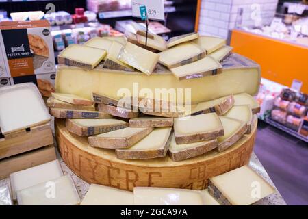 Fette di formaggio triangolare al mercato alimentare intero vicino Piccadilly circus Londra Inghilterra Regno Unito Foto Stock
