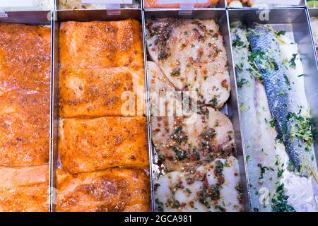 Bistecche di salmone, filetti di scasso al mercato alimentare intero vicino Piccadilly circus Londra Inghilterra UK Foto Stock