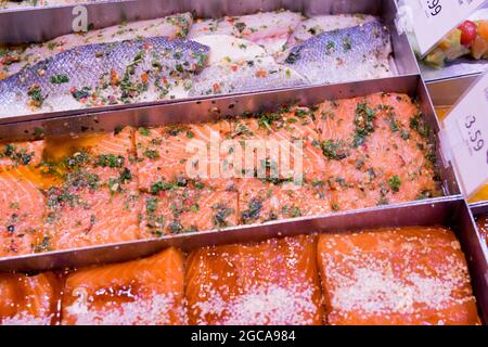 Bistecca di salmone marinato e filetti di mare in esposizione per la vendita al mercato alimentare intero vicino Piccadilly circus Londra Inghilterra UK Foto Stock