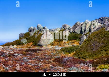 Massi rocciosi sulla cima di una montagna nel parco nazionale di Kosciuszko delle Snowy Mountains dell'Australia. Foto Stock
