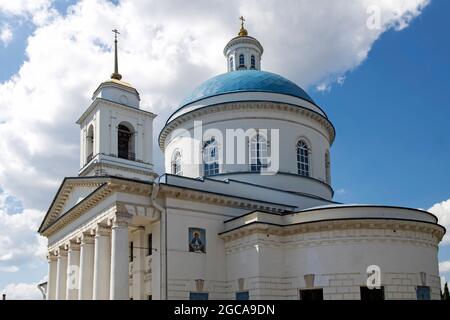 Serpukhov, Russia - 18 giugno 2021: Cattedrale di Nikolsky (Nikola Belyi o White Nikola) Hipster trendy ristorante Kitchen Market Foto Stock