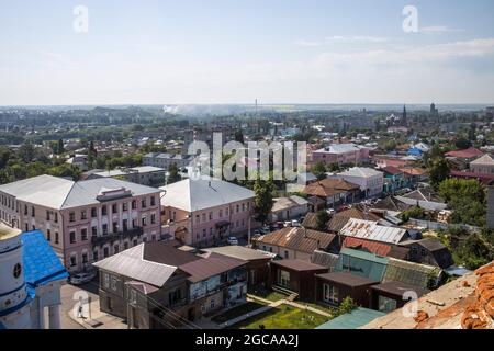 Yelets, regione di Lipetsk, Russia - 17 giugno 2021, Vista dal campanile alla parte centrale della vecchia città mercantile, la casa e la chiesa Foto Stock