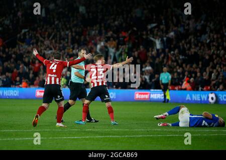 Sheffield, Regno Unito. 07 agosto 2021. John Fleck n.4 di Sheffield United e ben Osborn n. 23 di Sheffield United protestano contro l'arbitro a Sheffield, Regno Unito, l'8/7/2021. (Foto di ben Early/News Images/Sipa USA) Credit: Sipa USA/Alamy Live News Foto Stock