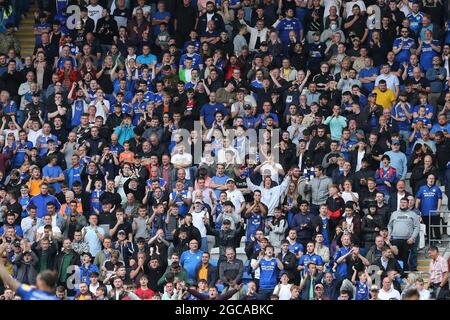 Cardiff, Regno Unito. 07 agosto 2021. Fan della città di Cardiff. EFL Skybet Championship, Cardiff City contro Barnsley al Cardiff City Stadium di Cardiff, Galles, sabato 7 agosto 2021. Questa immagine può essere utilizzata solo per scopi editoriali. Solo per uso editoriale, è richiesta una licenza per uso commerciale. Nessun utilizzo nelle scommesse, nei giochi o nelle pubblicazioni di un singolo club/campionato/giocatore. pic di Andrew Orchard/Andrew Orchard sports photography/Alamy Live news Credit: Andrew Orchard sports photography/Alamy Live News Foto Stock