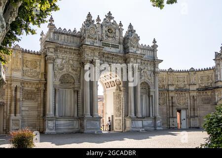 Besiktas, Istanbul - Turchia - Giugno 26 2021: Vista esterna del Palazzo Dolmabahce e della torre dell'orologio Foto Stock