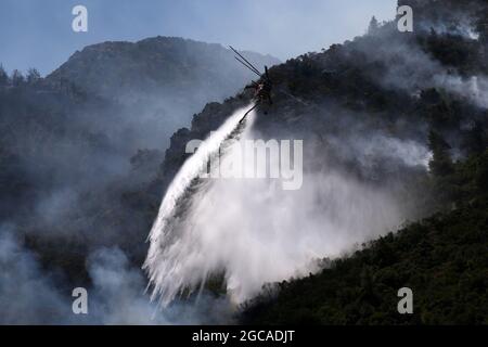 Atene, Grecia. 7 agosto 2021. Un elicottero antincendio accende incendi nel nord di Atene, in Grecia, il 7 agosto 2021. I devastanti incendi boschivi continuano a perdurare migliaia di ettari di terreno forestale in tutta la Grecia. Credit: Marios Lolos/Xinhua/Alamy Live News Foto Stock