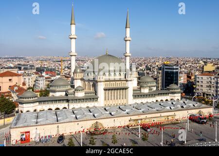 Taksim, Istanbul - Turchia - Giugno 26 2021: La nuova Moschea Taksim in Piazza Taksim vista aerea Foto Stock