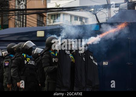 Bangkok, Thailandia. 07 agosto 2021. Durante la manifestazione, la polizia antisommossa strappa i gas ai manifestanti di Rangnam Road.il gruppo pro-democrazia "Gioventù libera" che chiede le dimissioni del primo ministro thailandese e la riforma della monarchia ha annunciato il suo piano di visitare il Grand Palace, che si traduce in uno scontro tra i manifestanti e la polizia antisommossa. (Foto di Varuth Pongsapipatt/SOPA Images/Sipa USA) Credit: Sipa USA/Alamy Live News Foto Stock