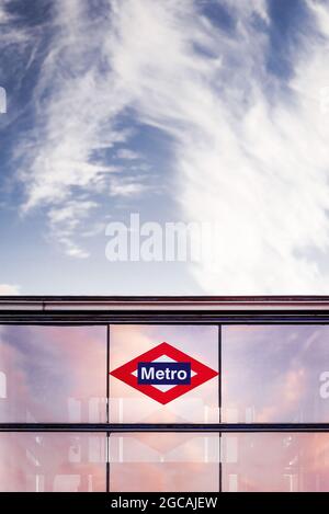 logo moderno della metropolitana durante il tramonto Foto Stock