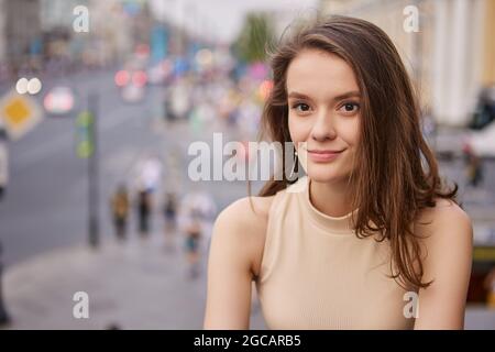 Ritratto di teen ragazza caucasica in strada di giorno. Foto Stock