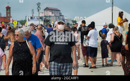 Revere Beach International Sand Sculpting Festival, 08 agosto 21. Il festival di quattro giorni è stato annullato nel 2020 a causa del COVID-19. Migliaia di persone hanno affollato il Boardwalk nell'agosto 2021, mentre il tasso di positività COVID-19 aumenta nello stato americano del Massachusetts. Credit: Chuck Nacke / Alamy Live News Foto Stock