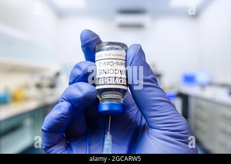 Vaccino del virus Corona in laboratorio, il medico detiene il vaccino COVID-19 per iniezione in clinica. Concetto di vaccinazione, riapertura, coron Foto Stock