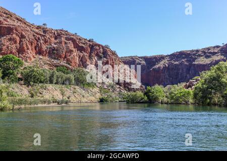 Il fiume ORD è un'importante via d'acqua nella regione di Kimberley che scorre dal lago Argyle attraverso la zona di gola e poi su terreni agricoli irrigati. Foto Stock