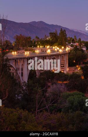 Colorado Street ponte a Pasadena al tramonto Foto Stock