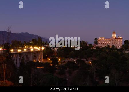 Colorado Street ponte a Pasadena al tramonto Foto Stock