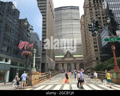 New York, Stati Uniti. 07 agosto 2021. I newyorkesi sono visti girare in bicicletta durante le "strade estive" senza auto lungo Park Avenue a New York City. In estate, 3 sabati consecutivi, quasi 7 miglia di strade di New York City sono chiuse alle auto e aperte per le persone a giocare, correre, camminare e andare in bicicletta. (Foto di Ryan Rahman/Pacific Press) Credit: Pacific Press Media Production Corp./Alamy Live News Foto Stock