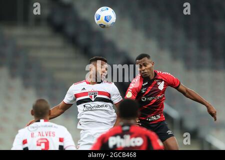 7 agosto 2021; Arena da Baixada, Curitiba, Paraná, Brasile. Calcio brasiliano DELLA A-League, atletico Paranaense contro San Paolo; Erick of Athletico sfida Welington di S& xe3;o Paulo Foto Stock