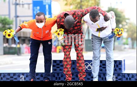 Sapporo, Giappone. 8 agosto 2021. Il medagliere d'oro Eliud Kipchoge (C) del Kenya, il medagliere d'argento Abdi Nageeye (L) dei Paesi Bassi e il medagliere di bronzo Bashir Abdi del Belgio sono visti durante la cerimonia dei fiori per la maratona maschile ai Giochi Olimpici di Tokyo 2020 a Sapporo, Giappone, 8 agosto 2021. Credit: Guo Chen/Xinhua/Alamy Live News Foto Stock