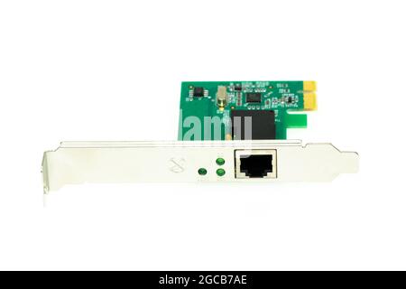 Immagine della scheda di rete lan per computer isolato su sfondo bianco. Hardware del computer. Foto Stock