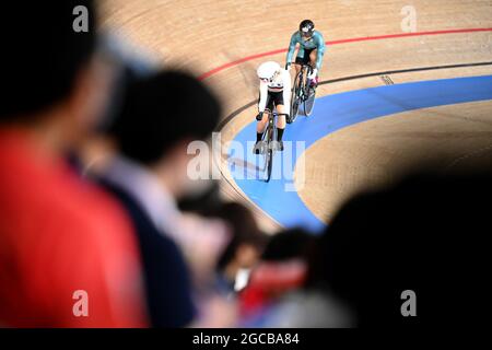 Izu, Giappone. 8 agosto 2021. Ciclismo/pista: Olimpiadi, Sprint, Donne, corsa per il bronzo al Velodromo di Izu. Emma Hinze dalla Germania in azione davanti a Lee Wai-sze da Hong Kong. Credit: Sebastian Gollnow/dpa/Alamy Live News Foto Stock