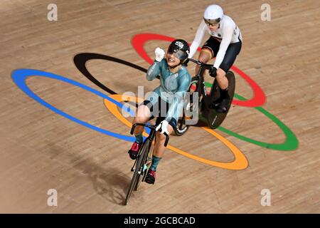 Izu, Giappone. 8 agosto 2021. Ciclismo/pista: Olimpiadi, Sprint, Donne, corsa per il bronzo al Velodromo di Izu. Emma Hinze dalla Germania in azione dietro Lee Wai-sze da Hong Kong. Credit: Sebastian Gollnow/dpa/Alamy Live News Foto Stock