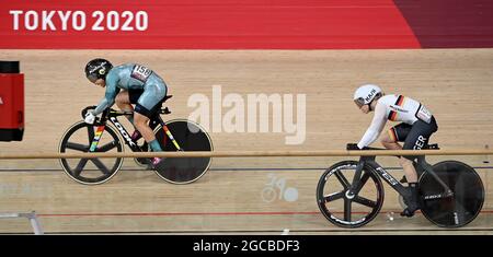 Izu, Giappone. 8 agosto 2021. Ciclismo/pista: Olimpiadi, Sprint, Donne, corsa per il bronzo al Velodromo di Izu. Emma Hinze dalla Germania in azione dietro Lee Wai-sze da Hong Kong. Credit: Sebastian Gollnow/dpa/Alamy Live News Foto Stock