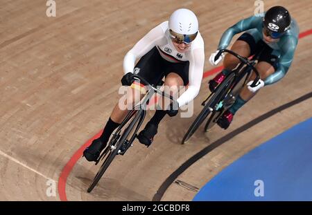 Izu, Giappone. 8 agosto 2021. Ciclismo/pista: Olimpiadi, Sprint, Donne, corsa per il bronzo al Velodromo di Izu. Emma Hinze dalla Germania in azione davanti a Lee Wai-sze da Hong Kong. Credit: Sebastian Gollnow/dpa/Alamy Live News Foto Stock