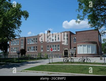Toronto, Canada - 4 agosto 2021: Un vecchio edificio scolastico in mattoni, tipico dello stile architettonico della metà del XX secolo. Foto Stock