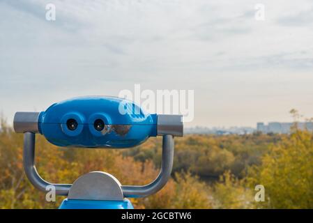 Binocolo blu fisso sulla piattaforma di osservazione a Kolomenskoye il giorno d'autunno. Mosca. Russia Foto Stock