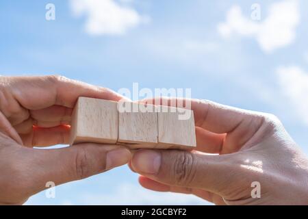 Cubo di legno vuoto che è possibile inserire testo o icona in mano tenere lo sfondo Foto Stock