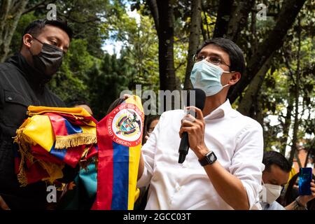 Camilo Romero parla in diretta con la stampa e i sostenitori durante un evento che ha annunciato la pre-candidatura di Camilo Romero della coalizione politica Alianza Verde alla presidenza colombiana, il 7 agosto 2021 a Bogotà, Colombia. Foto Stock