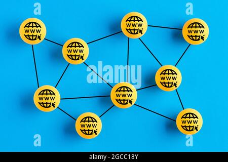 Icone www World Wide Web su palle da ping-pong collegate tra loro che rappresentano una rete. Foto Stock