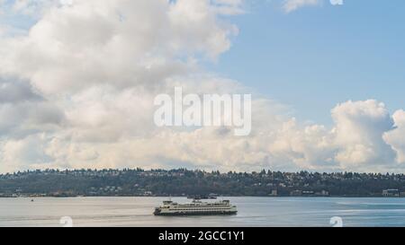 Washington Ferry naviga su Elliot Bay con West Seattle e Cloud Sky background
