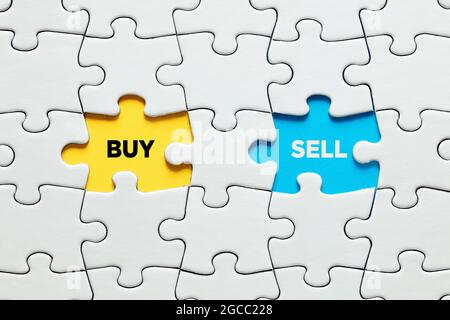 Pezzi di puzzle mancanti con opzioni di acquisto e vendita. Fare una scelta tra l'acquisto e la vendita di concetto Foto Stock