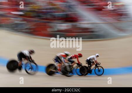 Tokyo, Kanto, Giappone. 8 agosto 2021. Il campo della corsa femminile di eliminazione dell'omnio corre in pista durante i Giochi Olimpici estivi di Tokyo 2020 all'Izu Velodrome. Jennifer Valente (USA) che ha vinto la medaglia d'oro nell'omnio guida il campo. (Credit Image: © David McIntyre/ZUMA Press Wire) Credit: ZUMA Press, Inc./Alamy Live News Foto Stock