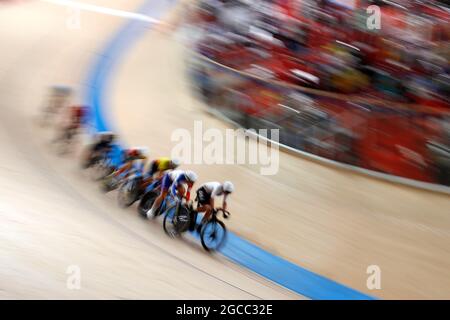 Tokyo, Kanto, Giappone. 8 agosto 2021. Il campo della corsa femminile di eliminazione dell'omnio corre in pista durante i Giochi Olimpici estivi di Tokyo 2020 all'Izu Velodrome. Jennifer Valente (USA) che ha vinto la medaglia d'oro nell'omnio guida il campo. (Credit Image: © David McIntyre/ZUMA Press Wire) Credit: ZUMA Press, Inc./Alamy Live News Foto Stock