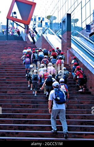 Bambini a scuola che si arrampicano sulla Grande scalinata della Stazione di Kyoto che conduce allo Sky Garden al 15.o piano, alla Stazione di Kyoto, Kyoto, Giappone Foto Stock