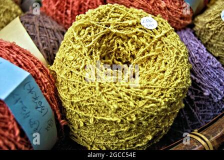 Filo di tintura fatto a mano e nel mercato delle pulci di Toji, Kyoto, Giappone Foto Stock