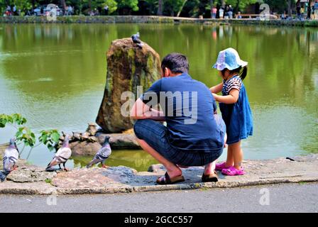Tempo in famiglia di fronte a Sarusawaike Pond, Nara, Giappone Foto Stock