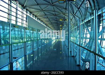 Tunnel Skyway attraverso la cima dell'edificio della stazione di Kyoto sopra la sala centrale, Kyoto, Giappone Foto Stock