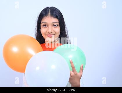 Ragazza adolescente indiana che celebra il giorno dell'Indipendenza dell'India. Foto Stock