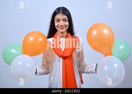 Ragazza adolescente indiana che celebra il giorno dell'Indipendenza dell'India. Foto Stock