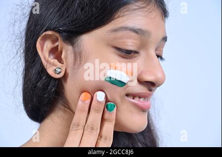 Ragazza adolescente indiana che celebra il giorno dell'Indipendenza dell'India. Foto Stock