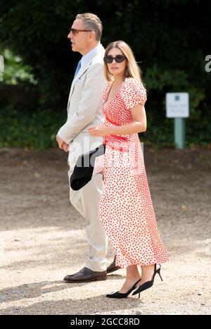 7 agosto 2021 Keeley Hazell e David Walliams al matrimonio di ANT McPartlin e Anne-Marie Corbett, Chiesa di San Michele, Heckfield, Hampshire. Credit: Doug Peters/EMPICS/Alamy Live News Foto Stock