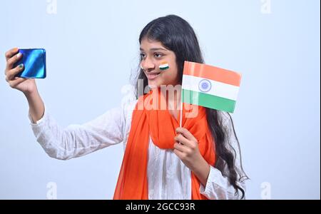 Ragazza adolescente indiana che celebra il giorno dell'Indipendenza dell'India. Foto Stock