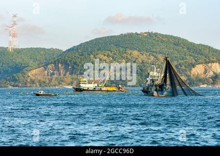 Barche da pesca e pescatori sul Bosforo a Istanbul, Turchia Ottobre - 2020. Foto Stock